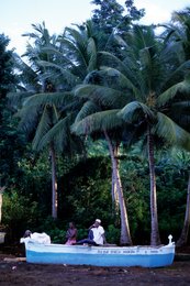 Archipel-des-Comores;-Barque;-Bateau;-Cocotier;-France;-Hommes;-Kaleidos;-Kaleidos-images;-Kofia;-La-parole-à-limage;-Laurent-Abad;-Mayotte;-Océan-Indien;-Stories-Pictures;-Vie-quotidienne